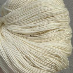 Håndfarvet merino lace garn – Sisters’ Yardage Natural. Ufarvet base, som kan farves efter ønske eller bruges som den er.