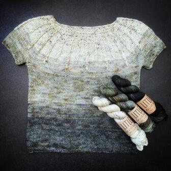 Til de mindste størrelser bruger du blot 3 fed håndfarvet garn - fx LITLG merino singles