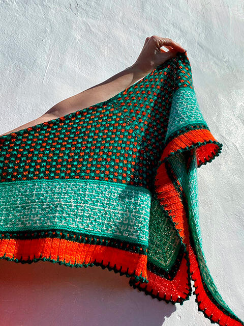 Ghost Dancer-sjalet fanget i sollys – et let og levende design med dybde og tekstur. Skab dit eget med undervisning og fællesskab hos Knit Sisters' Classroom.