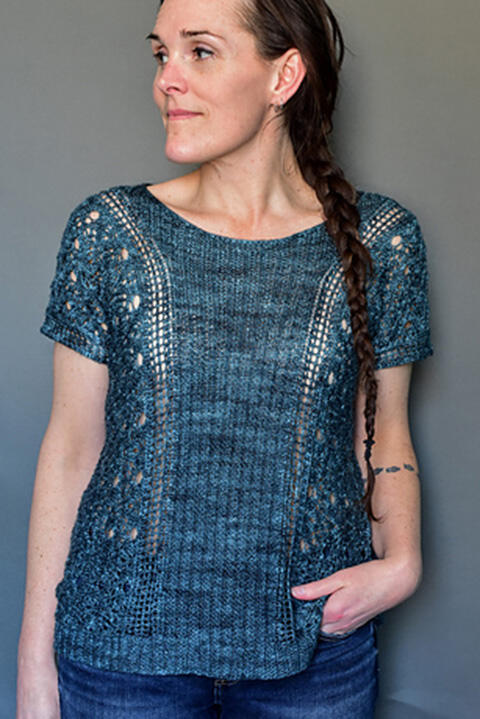 Forfra-visning af St. Jones Without – feminin tee med rib og blondestrik, strikket oppefra og ned. En del af onlinekurset hos Knit Sisters’ Classroom.