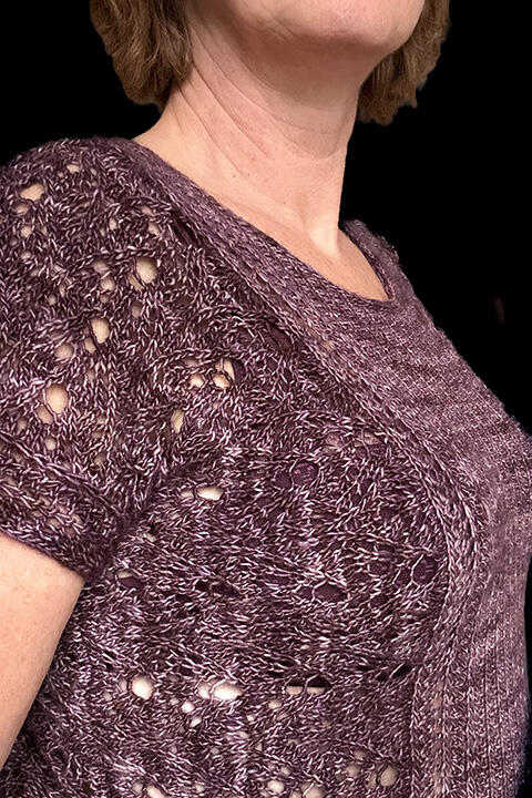 St. Jones Without i håndfarvet merino-silk – smuk struktur i både rib og blondemønster. Blusen strikkes i moduler som del af et online strikkekursus.