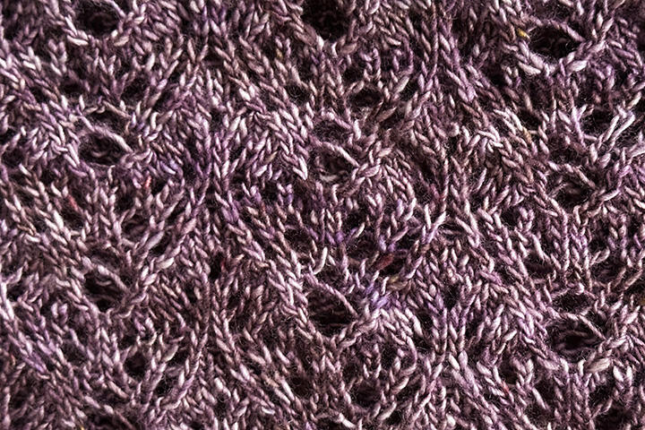 Nærbillede af det luftige blondemønster i St. Jones Without – lær at strikke blondeelementer som en del af Knit Sisters’ onlinekursus.