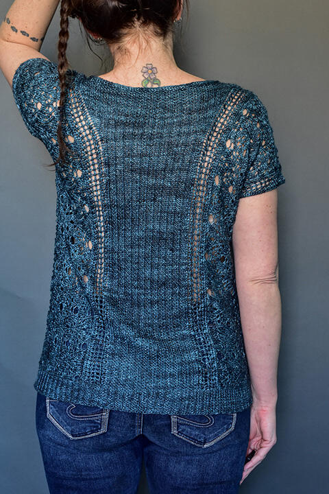 Ryggen på St. Jones Without fremhæver det smukke samspil mellem rib og lace. Online strikkekursus med grundig vejledning og video.