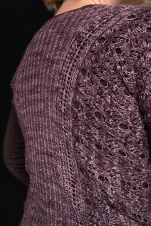 Detalje af rygstykket på St. Jones Without – perfekt balance mellem struktur og lethed. Online blondestrik for begyndere og øvede.