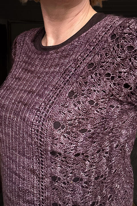 Side- og frontdetalje af St. Jones Without – blusen strikkes oppefra og ned og kombinerer rib, short rows og blondekanter.