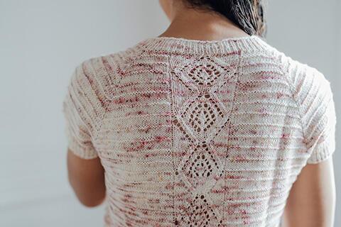 Bagstykket på Silfurberg – smukt diamantformet hulmønster og elegante vrangstriber.