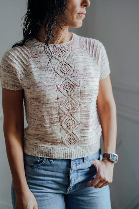 Silfurberg er en feminin tee, der klæder mange kropstyper – strikkes top-down i ét stykke. Billedet her er fra designeren Joji Locatelli.