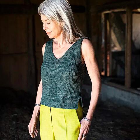 Louise top med elegant V-udskæring og let figursyet pasform – et enkelt design med smukke linjer. Strikkes på online strikkekursus hos Knit Sisters’ Classroom.