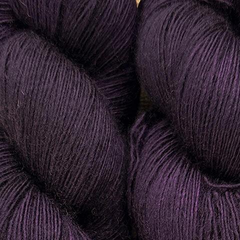 Håndfarvet Sisters’ Yardage i Midnight Violet – en intens, mørk violet nuance med stor farvedybde. Eksempel på en tidligere farvning – din egen farve farves individuelt på bestilling.
