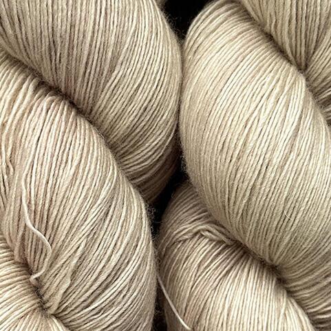 Håndfarvet Sisters’ Yardage i Soft Sand – en lys, blød neutral nuance med varme toner af sand, creme og beige. Vist som eksempel på tidligere farvning – alle farver laves individuelt på bestilling.