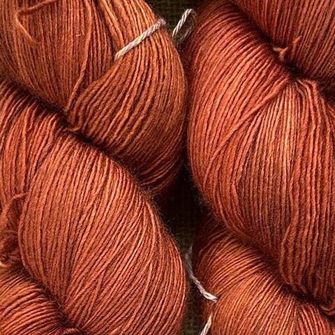 Håndfarvet Sisters’ Yardage i Autumn Ember – en dyb, varm rustfarve med toner af brændt orange og rødbrun. Billedet viser en tidligere farvning – alle farver laves på bestilling.