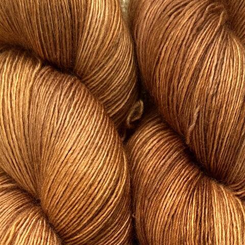 Håndfarvet Sisters’ Yardage i Burnished Copper – en varm kobberbrun nuance med gyldne og brændte undertoner. Eksempel på tidligere farvning – alle farver farves på bestilling.
