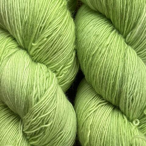 Håndfarvet Sisters’ Yardage i First Leaves – en frisk, lys grøn nuance inspireret af forårets første blade. Vist som eksempel på en tidligere farvning – din farve laves på bestilling.