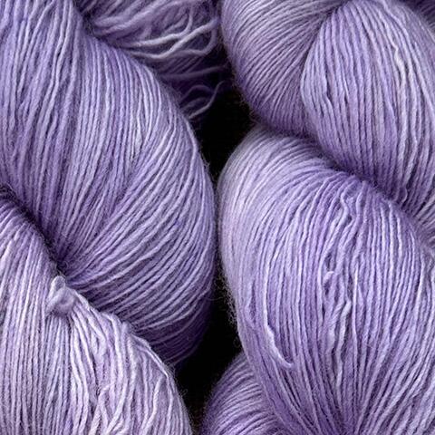 Håndfarvet Sisters’ Yardage i Lilac Air – en let og blød lilla nuance med et roligt, lavendelfarvet udtryk. Eksempel på tidligere farvning – alle farver skabes individuelt på bestilling.