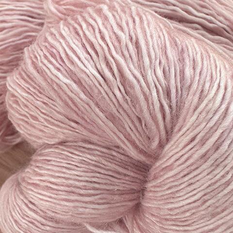 Håndfarvet merino lace garn – Sisters’ Yardage i farven Barely There. Tidligere farvning vist som inspiration – vælg selv din ønskede farve.