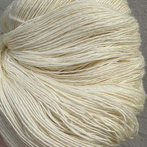 Håndfarvet merino lace garn – Sisters’ Yardage Natural. Ufarvet base, som kan farves efter ønske eller bruges som den er.