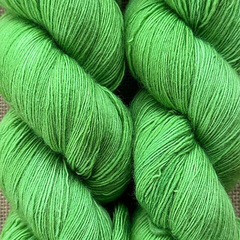 Håndfarvet merino lace garn – Sisters’ Yardage i farven Spring Awake. Eksempel på håndfarvet garn – farver aftales ved bestilling.