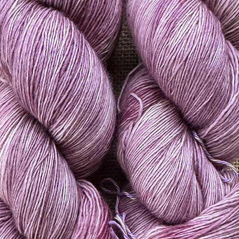Håndfarvet merino lace garn – Sisters’ Yardage i farven Wild Heather. Inspiration fra tidligere farvning – garnet farves særligt til dig.