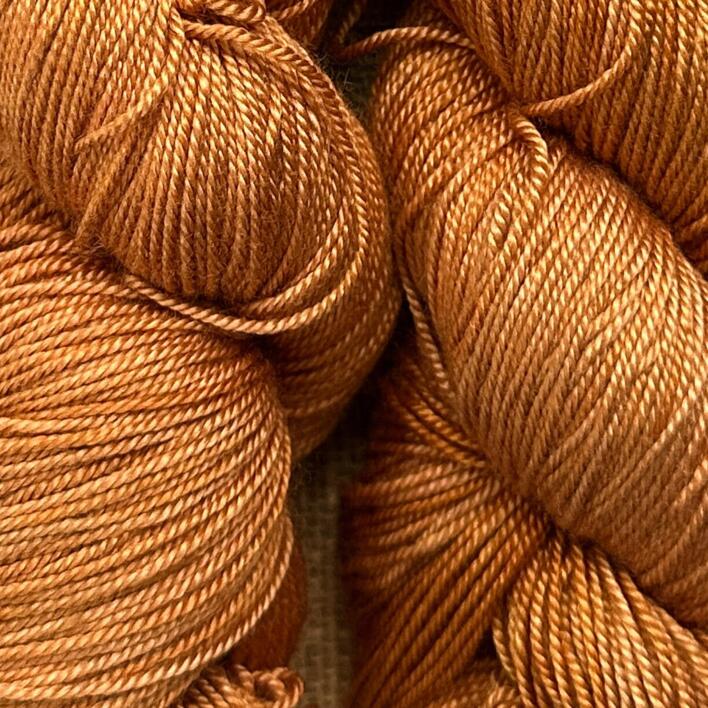 Håndfarvet cashmere- og silkegarn – Sisters' Luxe i Amber Glow, en varm gyldenbrun nuance med ravfarvet glød. Vist som eksempel på en tidligere farvning – alle farver laves individuelt på bestilling.