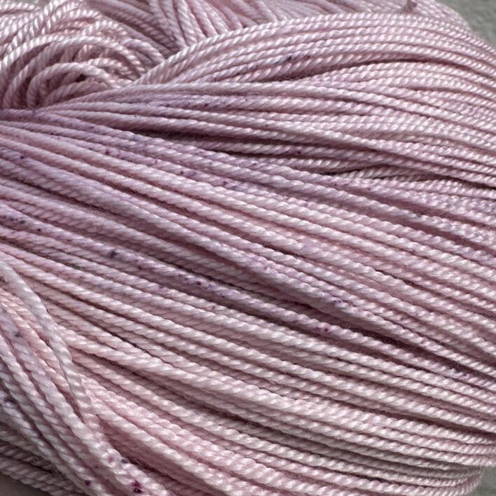 Håndfarvet cashmere- og silkegarn – Sisters' Luxe i Blush Bloom, en kølig rosa nuance med blålige undertoner og fine speckles, der giver farven et levende spil. Eksempel på tidligere farvning – alle farver laves på bestilling.