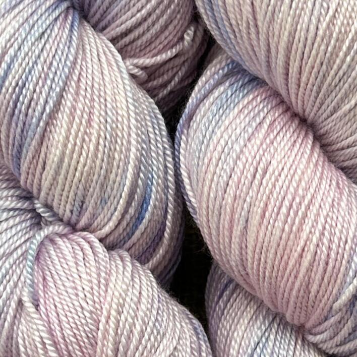 Håndfarvet cashmere- og silkegarn – Sisters' Luxe i Morning Mist, en meleret pastelsky med fine nuancer af blå, rosa og lavendel. Vist som inspiration fra en tidligere farvning – alle farver laves på bestilling.