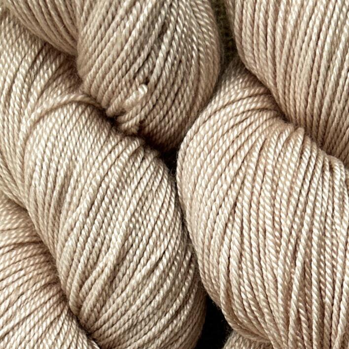 Håndfarvet cashmere- og silkegarn – Sisters' Luxe i Quiet Luxury, en underspillet kitfarvet nuance med et lyst og elegant udtryk. Eksempel på tidligere farvning – din farve skabes særligt til dig på bestilling.