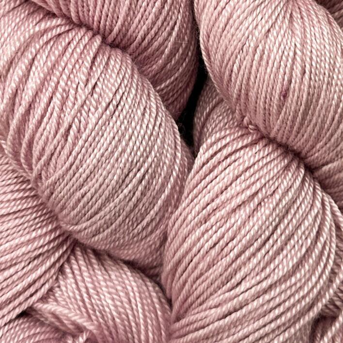 Håndfarvet cashmere- og silkegarn – Sisters' Luxe i Rose Whisper, en sart og rolig rosa nuance med et blødt, elegant udtryk og silkens naturlige glans. Eksempel på tidligere farvning – alle farver laves på bestilling.