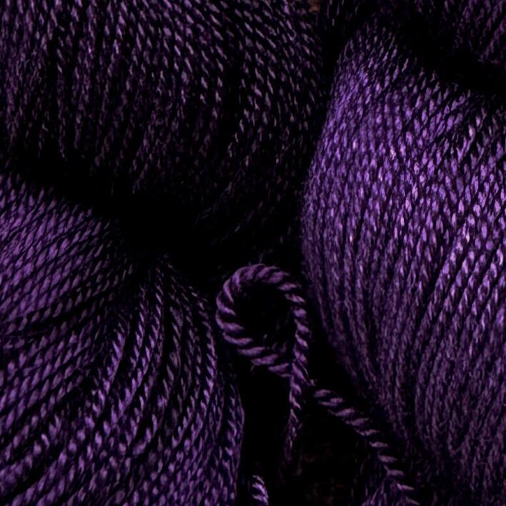 Håndfarvet cashmere- og silkegarn – Sisters' Luxe i Velvet Night, en dyb og mættet violet med elegant glans fra silkefibrene. Eksempel på tidligere farvning – alle farver laves på bestilling.