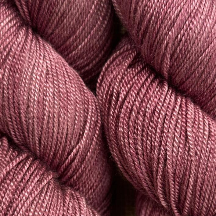 Håndfarvet cashmere- og silkegarn – Sisters' Luxe i Vintage Rose, en dæmpet vinrosa nuance med dybde og et elegant, støvet udtryk. Vist som eksempel på en tidligere farvning – din ønskede farve laves på bestilling.