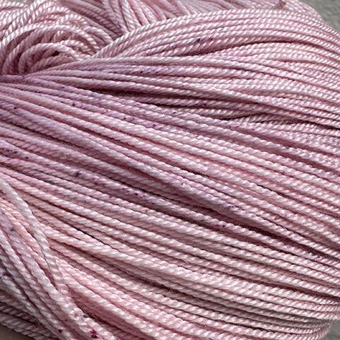 Håndfarvet luksus garn i cashmere og silke – Sisters’ Luxe. Farven Rose Whisper er et eksempel på tidligere farvning.