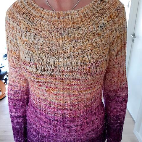 Spector pullover strikket af kursist – eksempel på smukt farvefade fra lys til dyb farve.