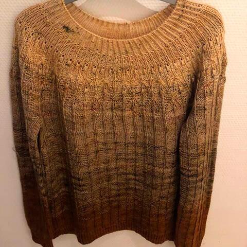 Spector bluse strikket af kursist i rolige, naturlige nuancer – perfekt som basisfavorit i garderoben.