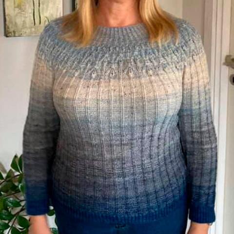 Spector bluse strikket af kursist – klassisk model med moderne farveovergange.