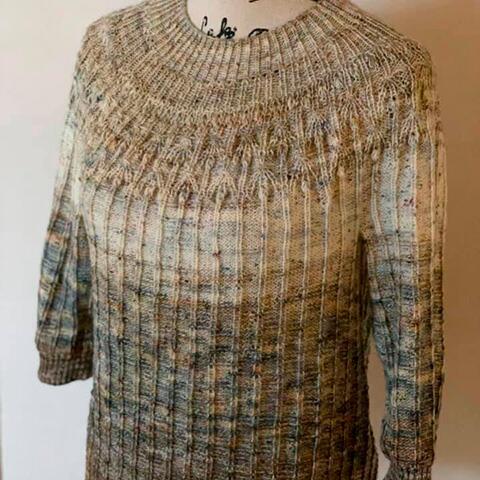 Spector pullover strikket af kursist – viser hvor smuk modellen er også i mere afdæmpede farver.