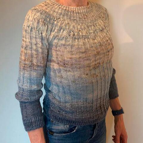 Spector bluse strikket af kursist – blød overgang mellem farver skaber et elegant og personligt udtryk.