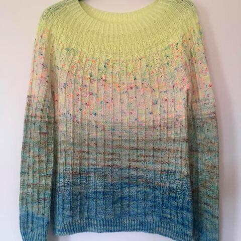 Spector pullover strikket af kursist – viser hvordan farvefade kan give liv til en enkel konstruktion.