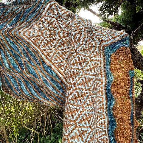 Farverigt Autumn in Istanbul sjal med kontraster og struktur – lær teknikkerne på online strikkekursus. Her et foto af en tidligere kursist smukke sjal i blå og brune nuancer.