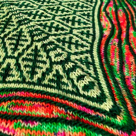 Close-up af struktur og farveskift i Autumn in Istanbul sjal – lær at strikke sjal online.