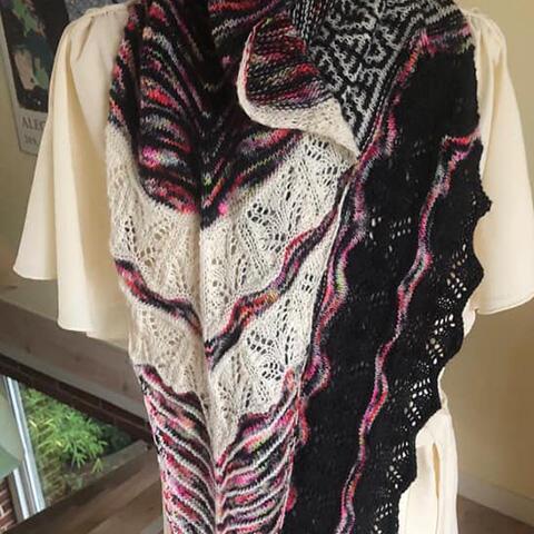 Autumn in Istanbul sjal med kontrastfarver og struktur – en del af online strikkekursus hos Knit Sisters’ Classroom. Her et foto af en tidligere kursist smukke resultat.