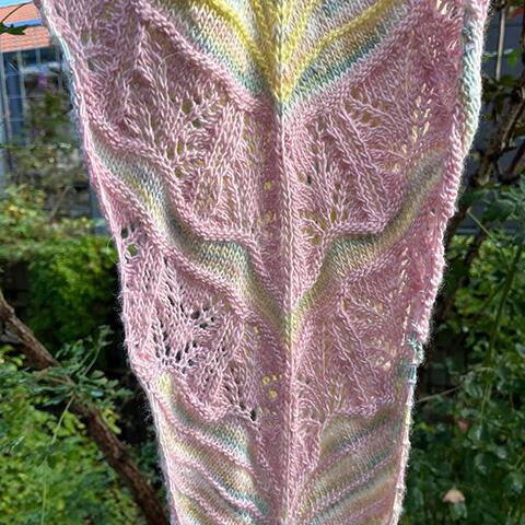 Nærbillede af hulmønster og farvespil i Autumn in Istanbul – lær teknikkerne på dette online strikkekursus.
Her et foto af en tidligere kursist smukke sjal.