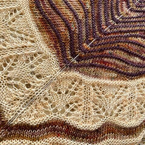 Detalje af lace og glatstrik i Autumn in Istanbul sjal – et lærerigt og kreativt online strikkekursus. Her et foto af en tidligere kursist smukke farver i en let afdæmpet version.