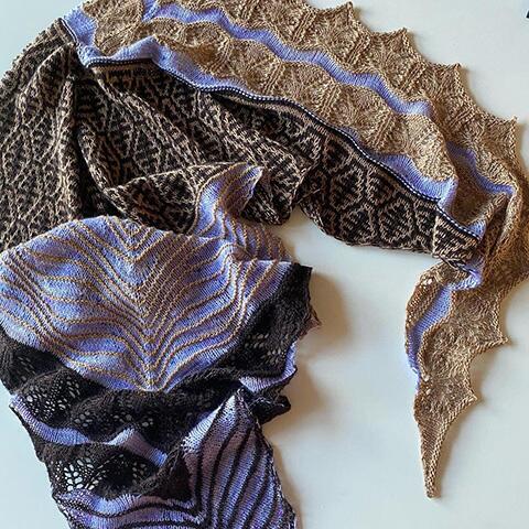 Autumn in Istanbul med mosaikstrik og struktur – strik dit eget sjal på online strikkekursus med Zoom-undervisning. Her et foto af en tidligere kursist smukke farvevalg.