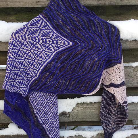 Asymmetrisk sjal med grafisk mønster og farver – Autumn in Istanbul online strikkekursus. Her et foto af en tidligere kursist smukke sjal i lilla toner.