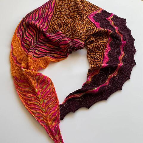 Autumn in Istanbul sjal i smukke blå nuancer – perfekt projekt til online strikkekursus i efteråret. Her et foto af en tidligere kursist frække farvevalg.