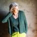 Thelma cardigan med afslappet pasform og åbent forstykke – et moderne design med feminine detaljer. Kurset udbydes for første gang nu - og som et online strikkekursus hos Knit Sisters’ Classroom.