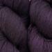 Håndfarvet Sisters’ Yardage i Midnight Violet – en intens, mørk violet nuance med stor farvedybde. Eksempel på en tidligere farvning – din egen farve farves individuelt på bestilling.