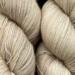 Håndfarvet Sisters’ Yardage i Soft Sand – en lys, blød neutral nuance med varme toner af sand, creme og beige. Vist som eksempel på tidligere farvning – alle farver laves individuelt på bestilling.