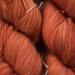 Håndfarvet Sisters’ Yardage i Autumn Ember – en dyb, varm rustfarve med toner af brændt orange og rødbrun. Billedet viser en tidligere farvning – alle farver laves på bestilling.