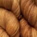 Håndfarvet Sisters’ Yardage i Burnished Copper – en varm kobberbrun nuance med gyldne og brændte undertoner. Eksempel på tidligere farvning – alle farver farves på bestilling.