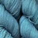 Håndfarvet Sisters’ Yardage i Denim Sea – en dyb blå nuance med toner af turkis, petrol og denim. Eksempel på en tidligere farvning – alle farver farves individuelt på bestilling.